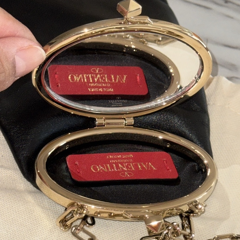 Vintage Garavani Valentino preloved leather key ring great condition. 6x4.5x.25” - Picture 8 of 12